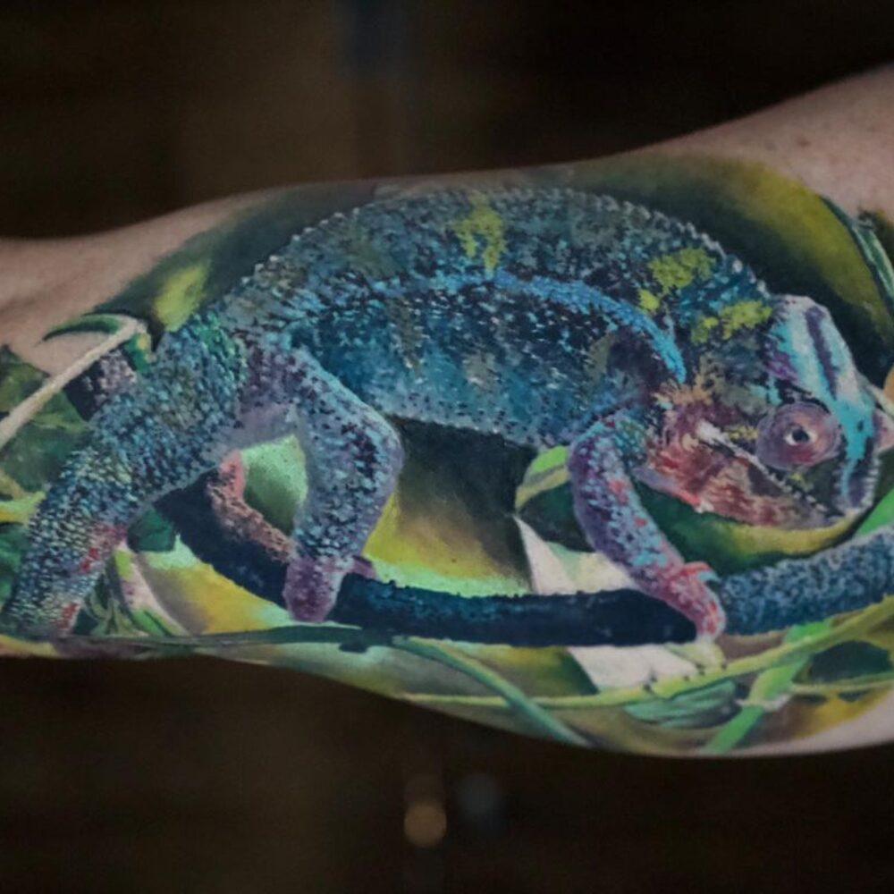 chameleon-full-color-bicep-tattoo